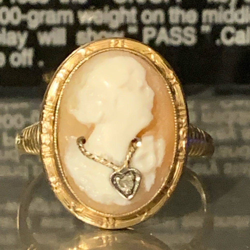 Lovely Vintage Cameo ring in 10k gold